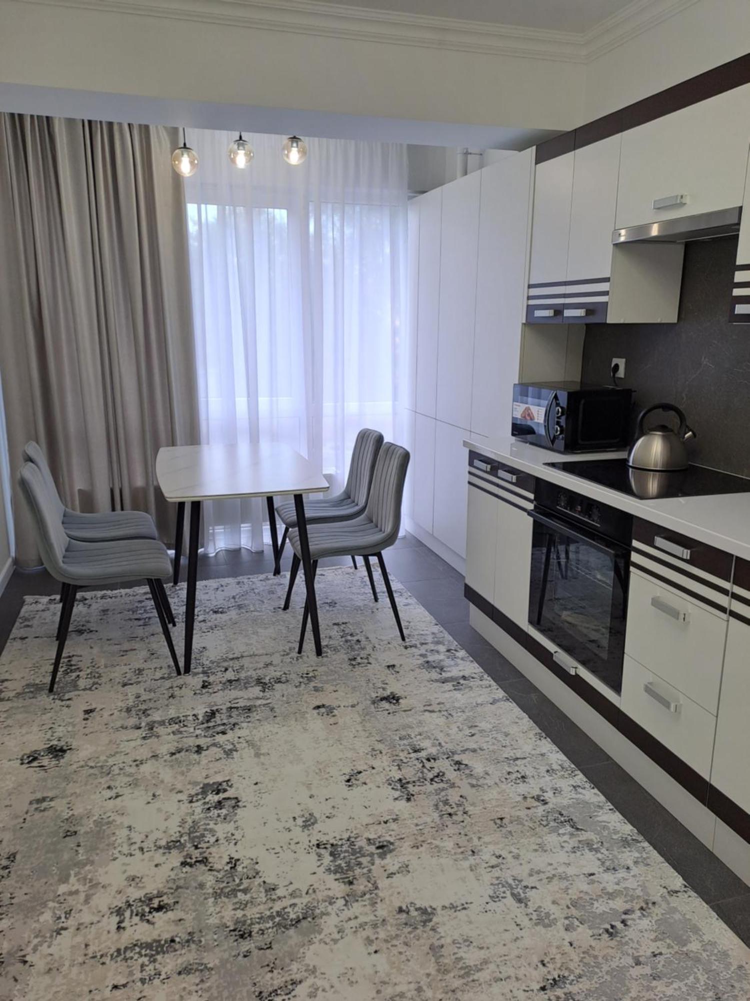 Airport 24&24 Car Parking Appartement Chişinǎu Buitenkant foto
