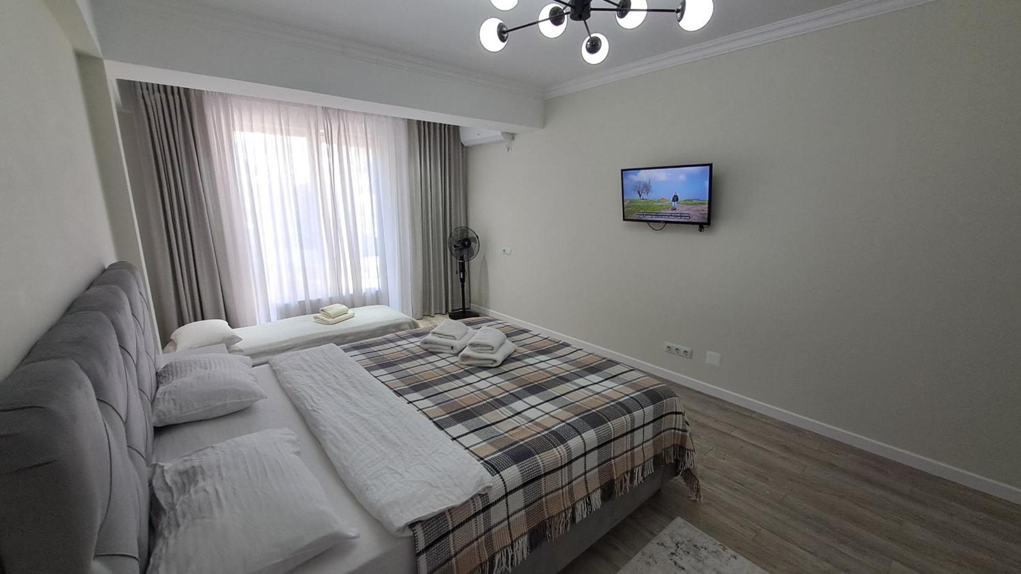 Airport 24&24 Car Parking Appartement Chişinǎu Buitenkant foto