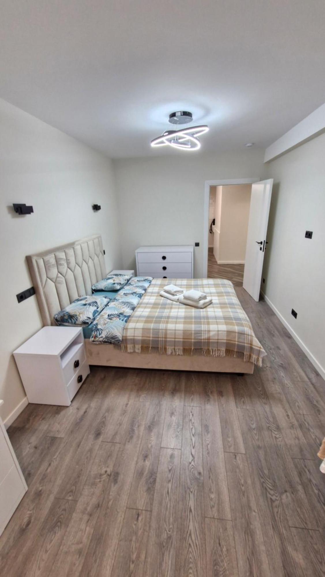 Airport 24&24 Car Parking Appartement Chişinǎu Buitenkant foto