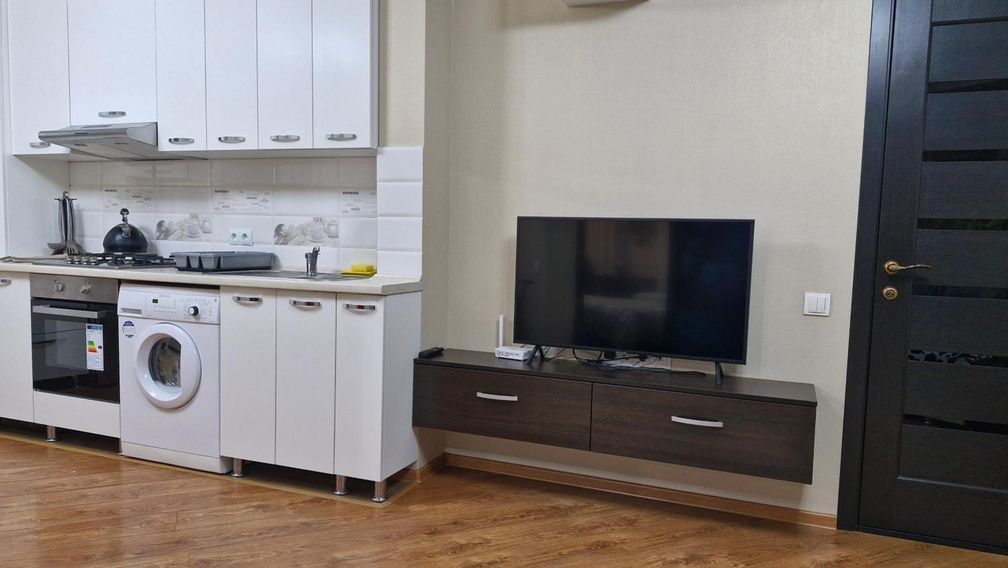 Airport 24&24 Car Parking Appartement Chişinǎu Buitenkant foto